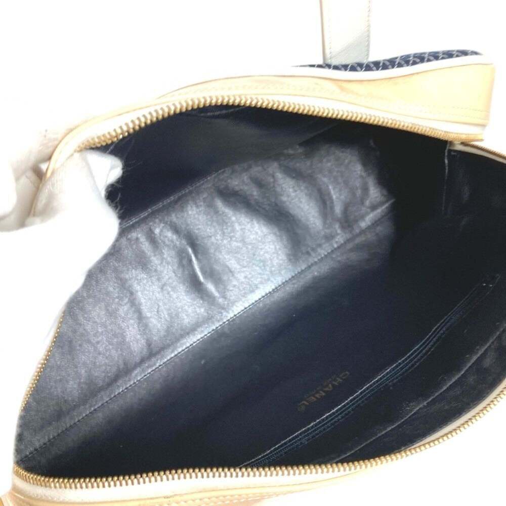CHANEL White Canvas Shoulder Bag - Picture 13 of 15